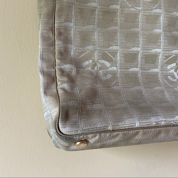 Chanel Travel Ligne Zip Cream Shoulder Tote - Picture 5 of 13